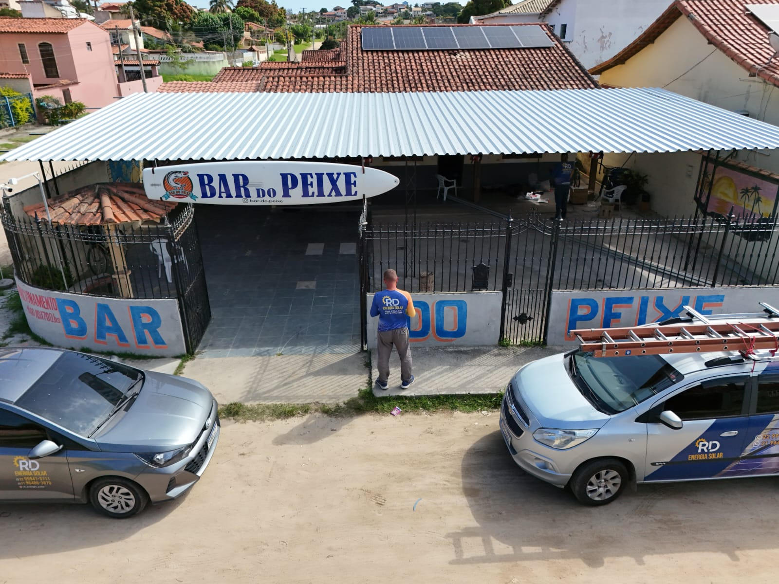 Equipe RD Energia Solar em frente à sua instalação