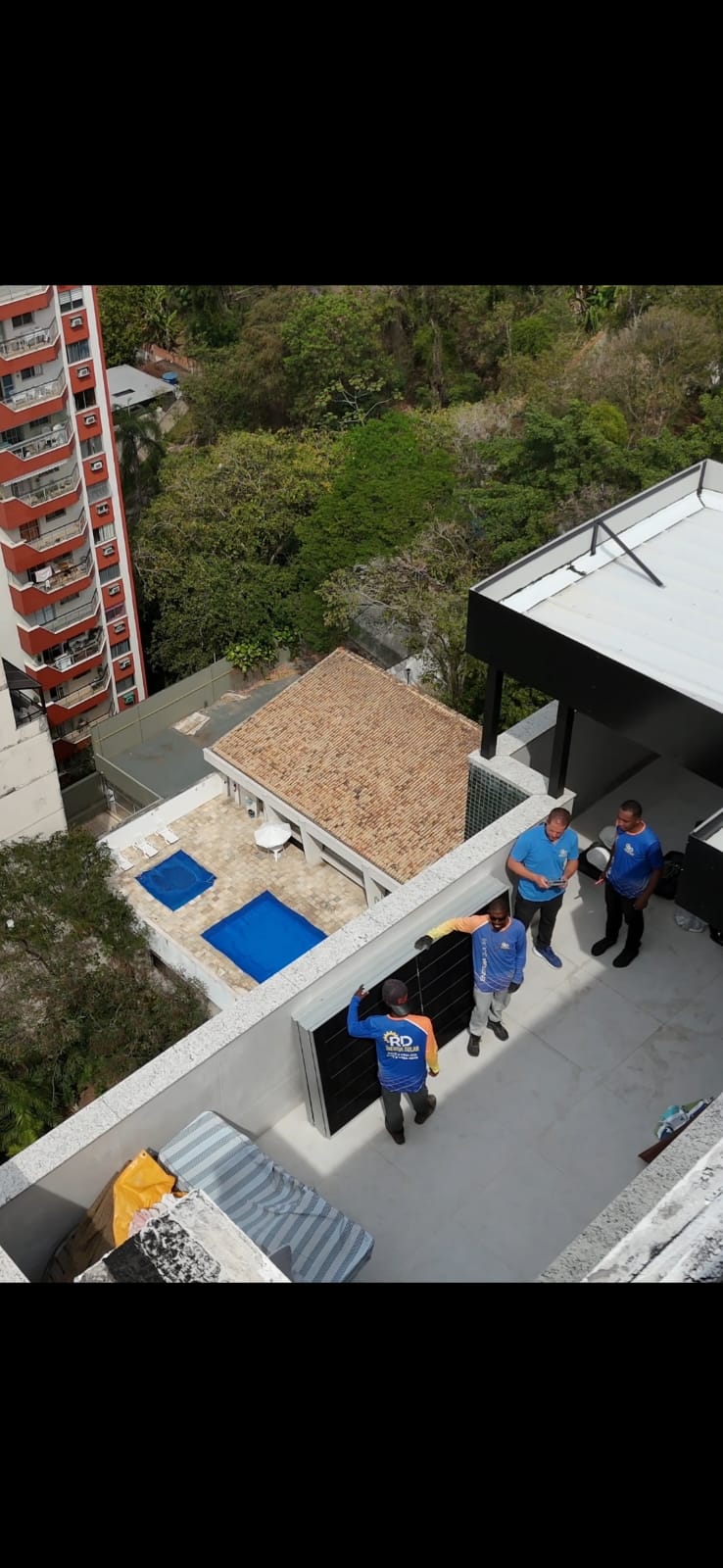 Equipe RD Energia Solar trabalhando em uma instalação