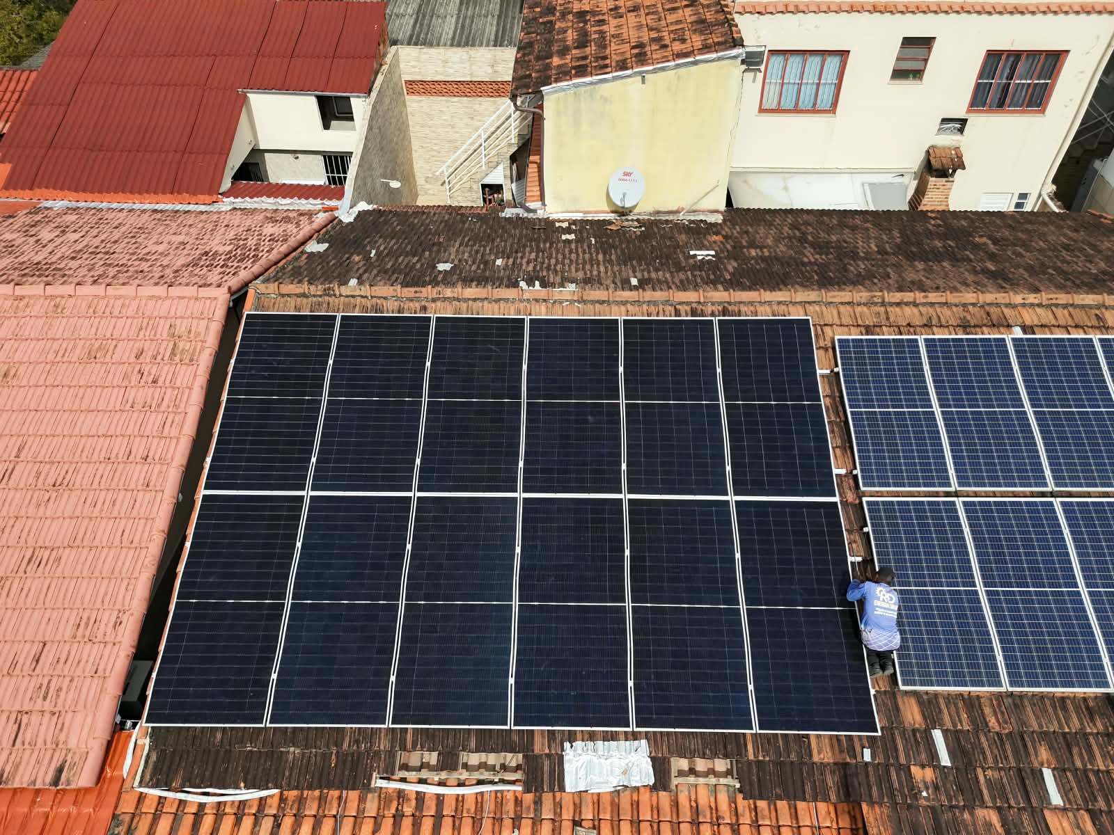 Vista aérea de painéis solares instalados pela equipe RD