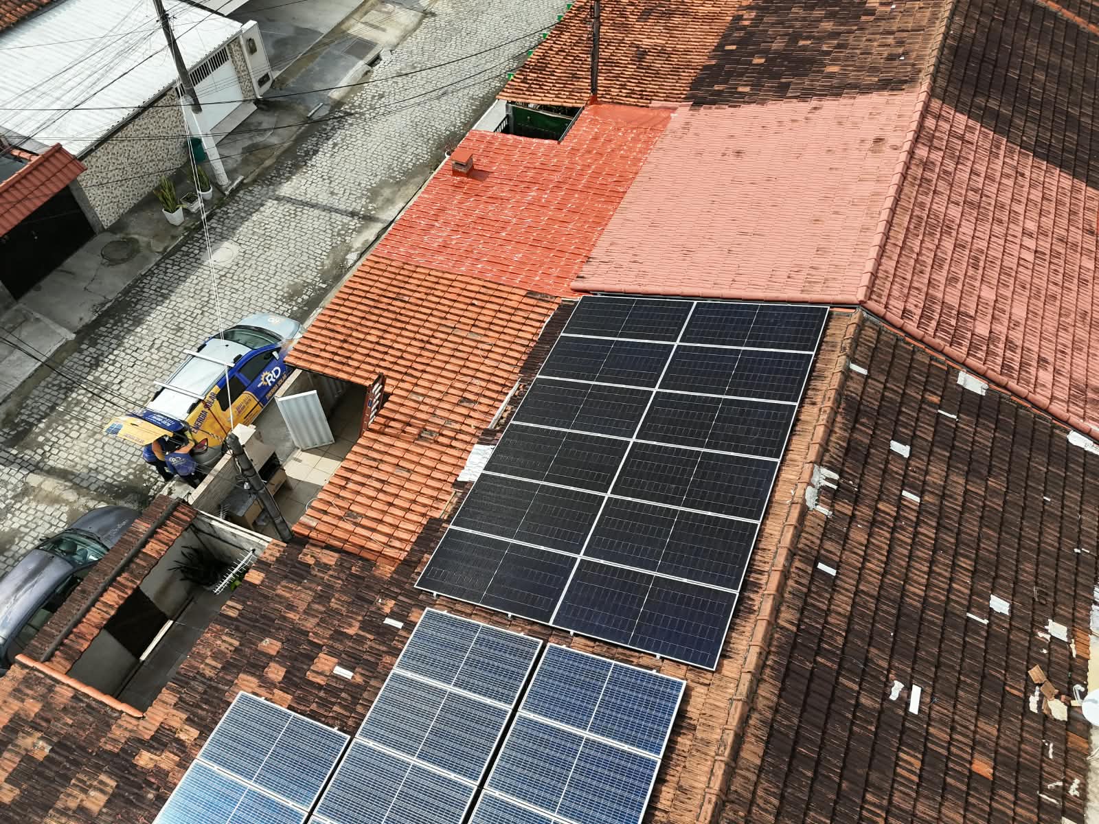 Vista aérea de sistema solar instalado em residência