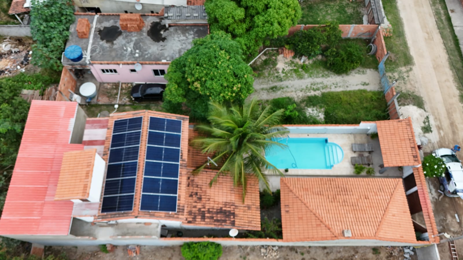 Painéis fotovoltaicos em residência com telhado cerâmico