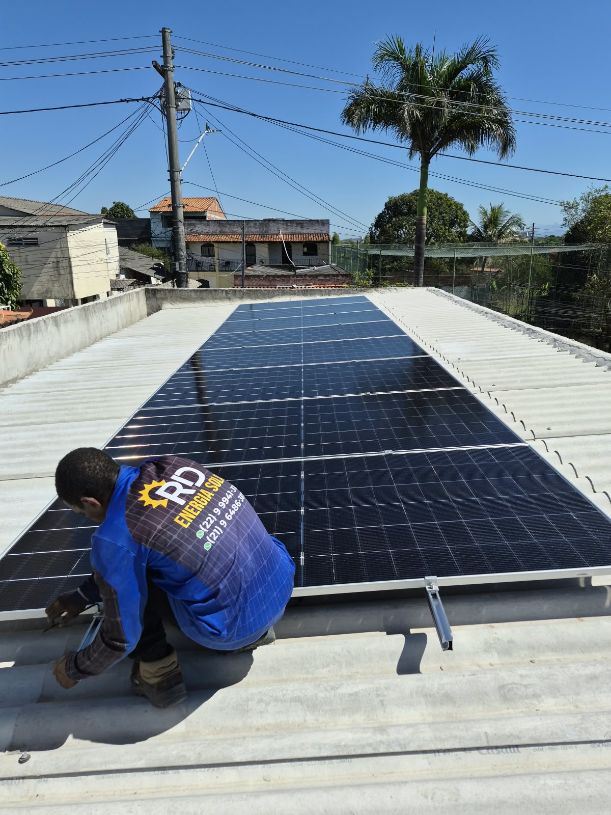 Painéis solares instalados em telhado residencial
