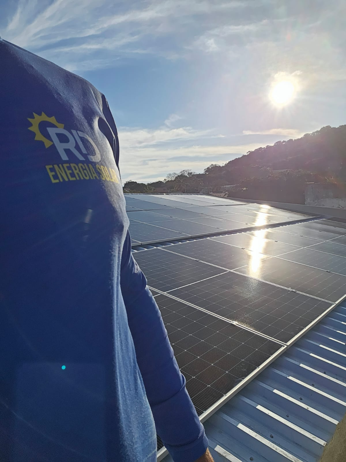 Técnico da RD trabalhando junto aos painéis solares