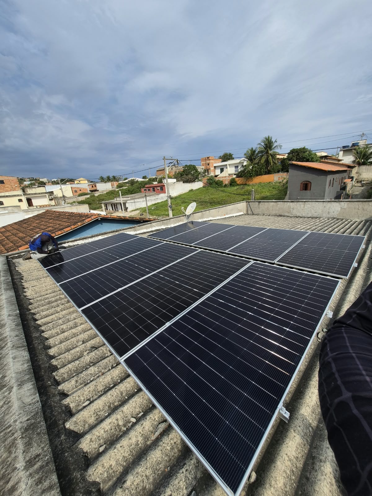 Profissional da RD instalando painéis solares em um telhado