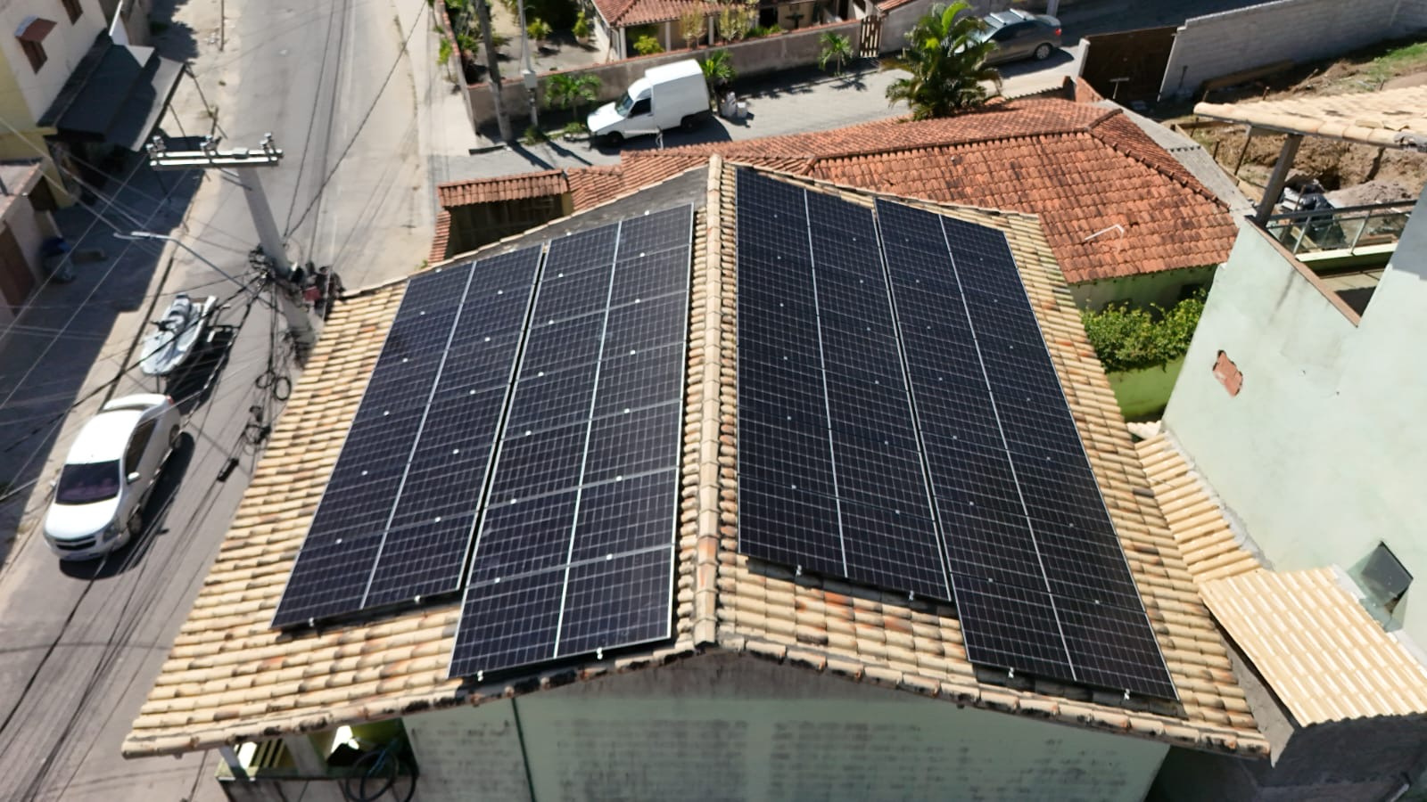Módulos fotovoltaicos em telhado de residência