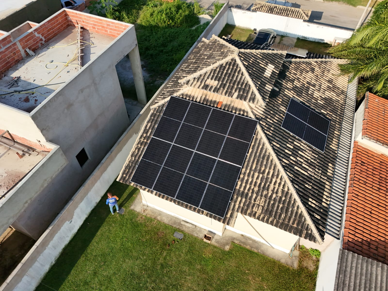 Vista aérea de painéis solares instalados em telhado residencial
