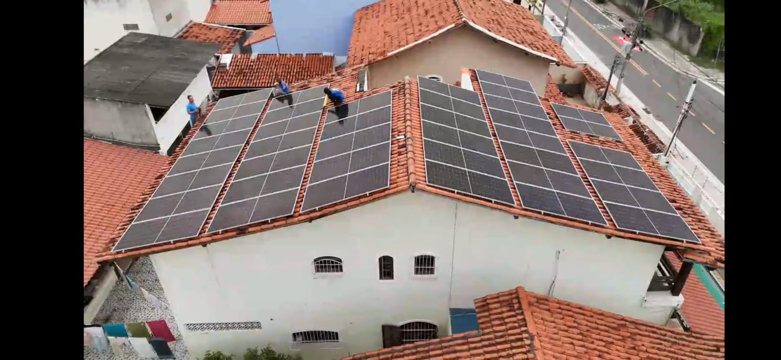 Sistema de energia solar instalado em diferentes águas de um telhado residencial